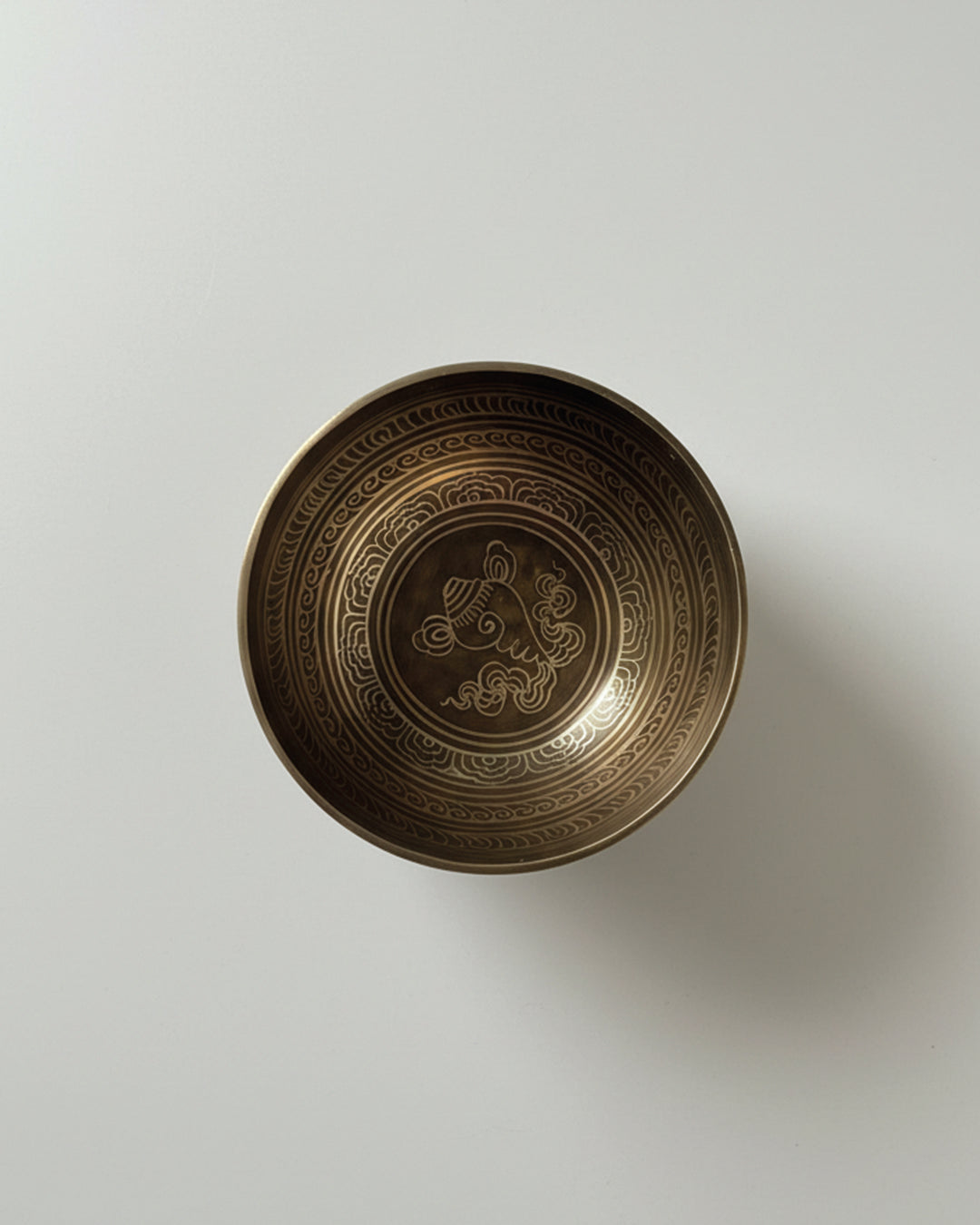 Cuenco Tallado con Figuras